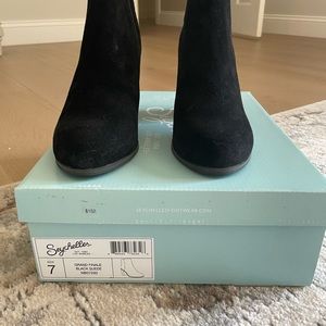 Womens Seychelles black suede booties